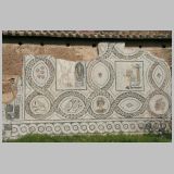 1556 ostia - regio i - insula iv - casa di bacco fanciullo (i,iv,3) - mosaik im hof.jpg